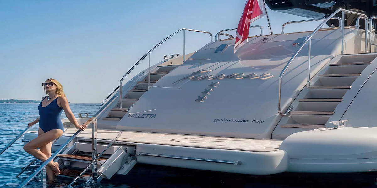 Аренда мега яхты Mangusta 110 Fanamax во Франции